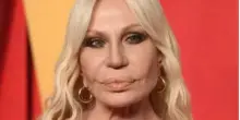 Donatella Versace cambia volto: il nuovo look che lascia senza fiato