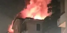 Italia, incendio in una palazzina: le fiamme avvolgono il condominio. Residenti in fuga