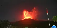 Erutta il vulcano, colonna di cenere alta 10 chilometri: immagini spaventose!