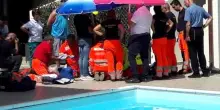 Italia – Tragedia in piscina, bimbo scivola ed è dramma: “Agonia devastante”