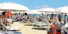 Dramma per l’attrice italiana, litiga per un ombrellone in spiaggia e si sente male