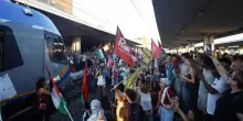 Manifestanti pro Palestina bloccano i treni alla stazione di Pisa