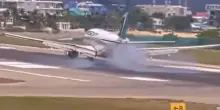 L’aereo atterra ma il carrello non si apre: terrore in pista, il video spaventoso