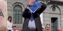 Marco Rizzo strappa la bandiera dell’Unione europea in pubblico: “La maggioranza degli italiani la pensa come me”
