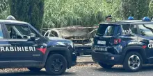 “Venite, c’è un’auto che brucia!”. Ma quando gli agenti arrivano fanno una scoperta raccapricciante