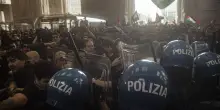 Manifestazione Gaza, assalto alla stazione. Tutto bloccato: fumogeni polizia. Guerriglia urbana
