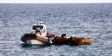 Barca piena di studenti si capovolge in mare: è strage