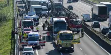 Italia, terribile incidente in autostrada: furgone si schianta contro pullman di turisti. È tragedia
