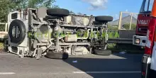 Italia. Auto della Protezione Civile si ribalta: a bordo giovanissimi. Traffico in tilt