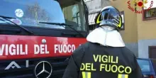 Camion si ribalta e finisce nel fiume: come è successo