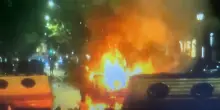 Manifestazione Pro Pal a Roma, auto in fiamme e guerriglia urbana. Macchina della polizia assaltata