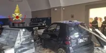 Terrore in Italia, è successo mentre mangiavano: sfonda tutto con l’auto, travolti tavoli e persone