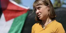 “Mi hanno spogliata e poi…”. Greta Thunberg il racconto shock sulla prigionia in Israele