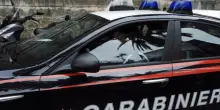 “L’ha ammazzato!”. Italia, massacrato in città da un uomo incappucciato: è caccia all’assassino