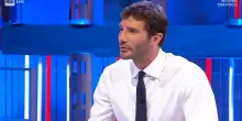 &ldquo;Gli ha sputato addosso!&rdquo;. Affari tuoi, De Martino perde il controllo. &Egrave; successo tutto in diretta