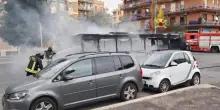Rogo improvviso, bus in fiamme in piena città: cosa succede