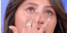 “Ho avuto la leucemia”. La vip italiana scoppia in lacrime in diretta: “Non potevo vedere nessuno”