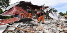 Terremoto, sempre più morti. Migliaia di sfollati, tragedia senza fine