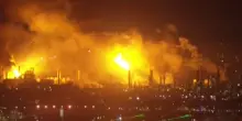 Esplosione e incendio nella raffineria: fiamme altissime, “un terremoto”