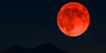 Oggi è il giorno della Superluna di fuoco: ecco quando il cielo si fa rosso