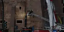 Crollo della Torre dei Conti a Roma, ai Fori imperiali: l’operaio bloccato tra le macerie è vivo