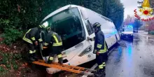 Autobus finisce fuori strada, persone intrappolate e vigili del fuoco sul posto: cosa succede