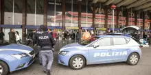 “L’hanno massacrato”. 19enne accoltellato in stazione da gruppo di giovanissimi: “Orrore puro”