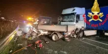 “Non ce l’ha fatta”. Incidente spaventoso, camion contro tir: morto giovanissimo
