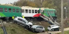 Camion contro treno, incidente spaventoso: caos in Italia, volano auto