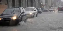 Bomba d’acqua sull’Italia, strade allagate: tutto paralizzato, è caos