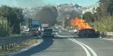Scontro violentissimo, l’auto prende fuoco: dramma sulla statale, traffico in titl