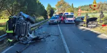 Invade la corsia, lo schianto è devastante: incidente spanvetoso in Italia, le auto si ribaltano