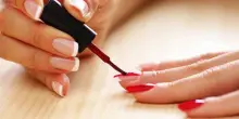 “Rischio altissimo, scatta il divieto”. Addio gel e smalto alle unghie: cosa hanno scoperto