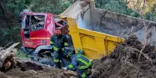 Camion si ribalta, poi il volo giù nella scarpata: incidente choc in Italia, spaventoso
