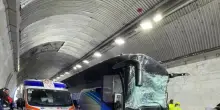 Scontro violentissimo tra tir e autobus, autostrada paralizzata: code per oltre 10 chilometri