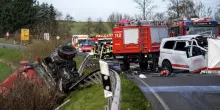 Incidente spaventoso tra camion e auto: è strage. Tra i morti anche una bimba