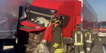Tamponamento multiplo in autostrada, tir e auto: soccorsi e polizia sul posto. Code per km