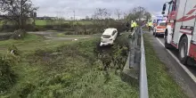 Incidente spaventoso, sfonda il guardrail: a bordo un bimbo di 3 mesi. Soccorsi sul posto