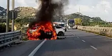 Paura in autostrada, auto in fiamme: a bordo anche bambini