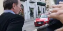 Sputi e spinte al famoso giornalista, bufera sull&rsquo;esponente Pd: il video dell&rsquo;aggressione