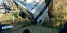 Bus scolastico si schianta e finisce in un fosso, panico totale
