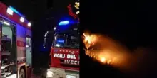 Maxi incendio in Italia, tante camionette dei pompieri sul posto: &ldquo;Vento forte&rdquo;. &Egrave; emergenza