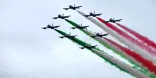 Roma, annullato il volo delle Frecce Tricolori dopo il crollo della Torre dei Conti: “Troppo rischio”