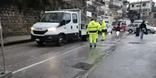 Maltempo in Italia, strada crolla vicino alla metro. Bus deviati e traffico in tilt