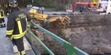 Italia, incidente shock: camion crolla su ponte provvisorio e resta sospeso