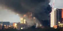 Incendio devastante: scoppia il panico. 150 vigili del fuoco sul posto