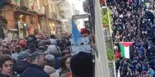 Fiumi di persone per strada a Napoli, non si riesce a camminare o respirare. Residenti bloccati in casa
