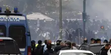Esplode la rabbia allo stadio: scontri con la polizia. Caos
