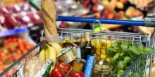 “Stangata per le famiglie”. Quali prodotti costano di più al supermercato: rincari pesanti