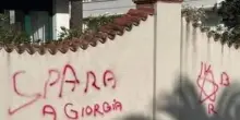 Minaccia a Meloni, la scritta sul muro e l’allarme di Donzelli: “Segnali che non possiamo ignorare”